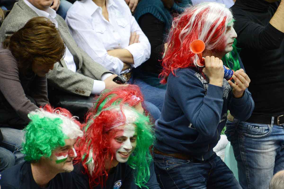 Tifosi italiani in festa con parrucche tricolore