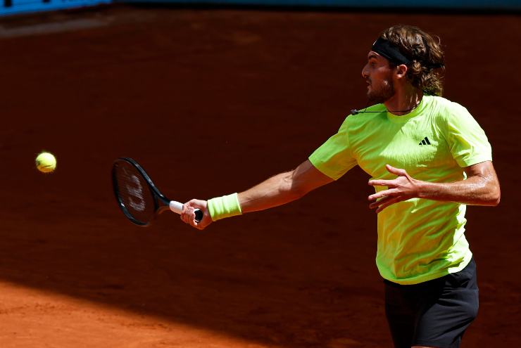 Stefanos Tsitsipas colpisce con il dritto