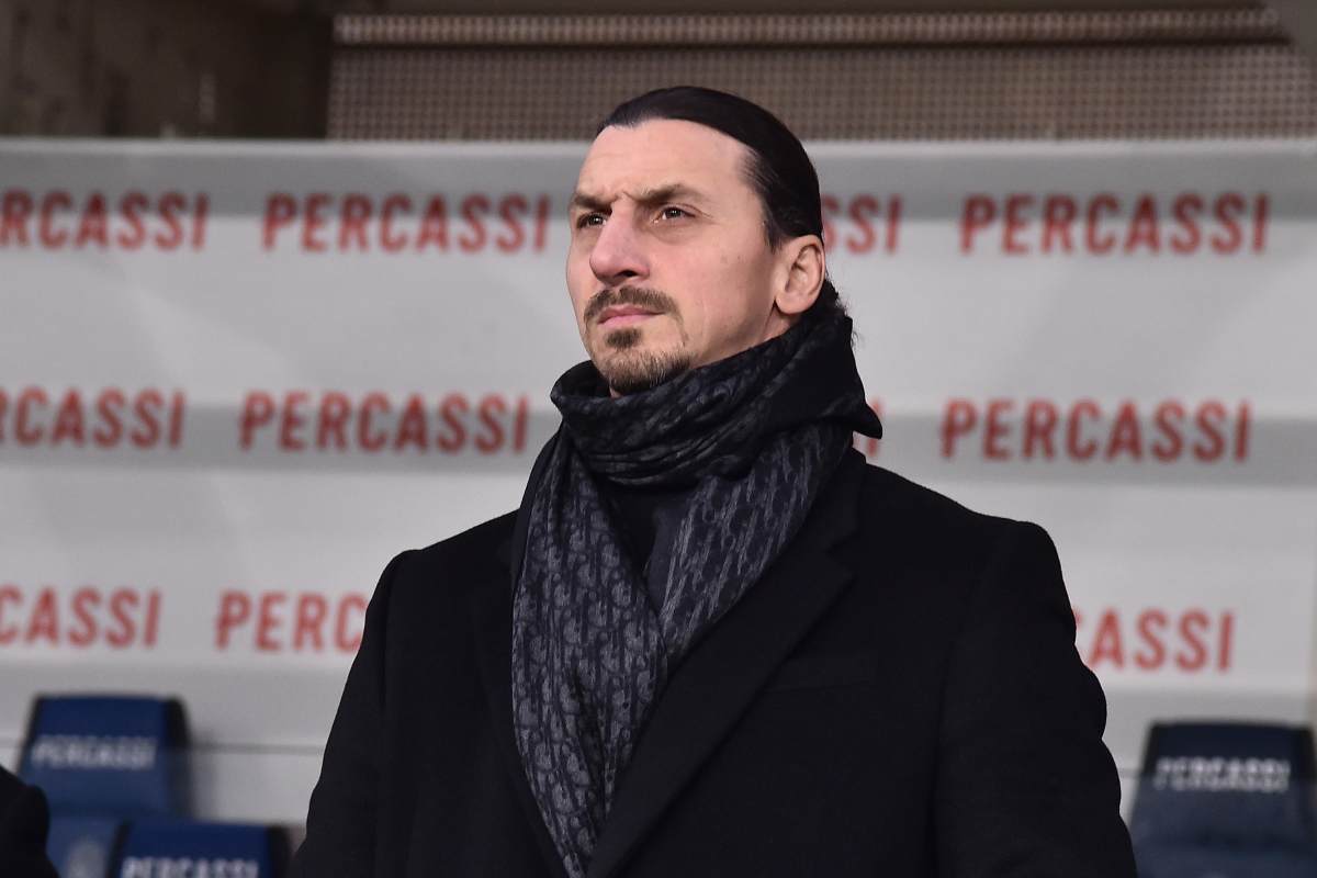 Ibrahimovic guarda la squadra dalla panchina