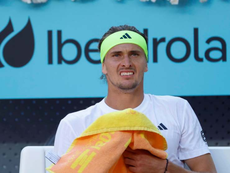 Primo piano di Zverev seduto al cambio campo