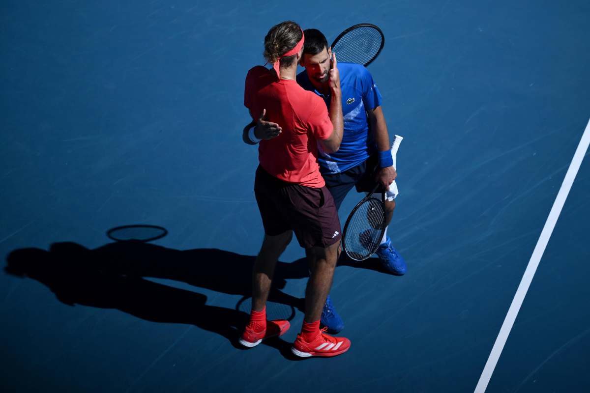 Alexander Zverev consola Novak Djokovic dopo il ritiro agli Australian Open