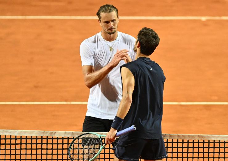 Sascha Zverev saluta Lorenzo Musetti a fine match
