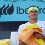 Zverev seduto in panchina con espressione perplessa