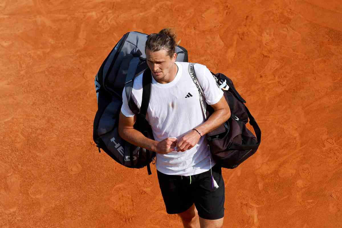 Zverev lascia il campo con il borsone in spalla