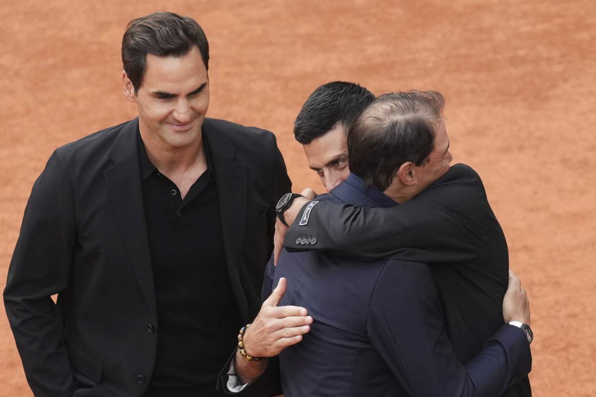 Nadal e Djokovic si abbracciano
