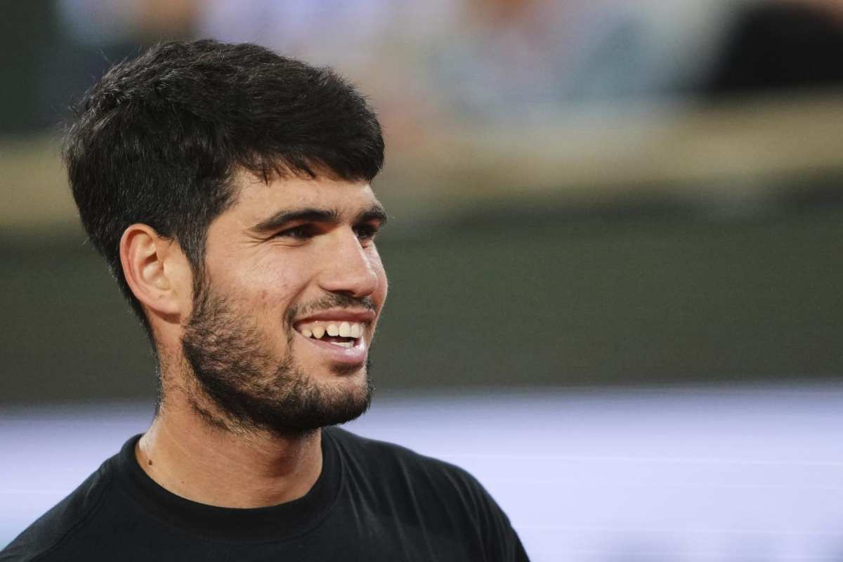 Carlos Alcaraz sorride