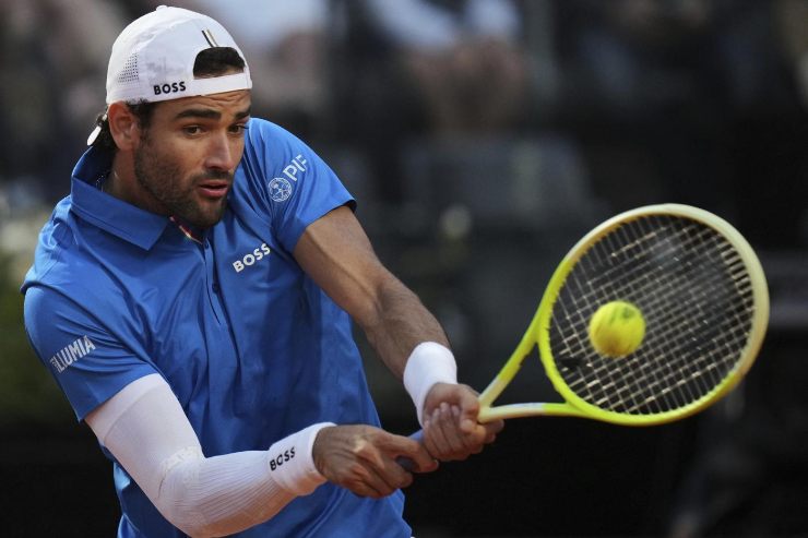 Matteo Berrettini colpisce la palla