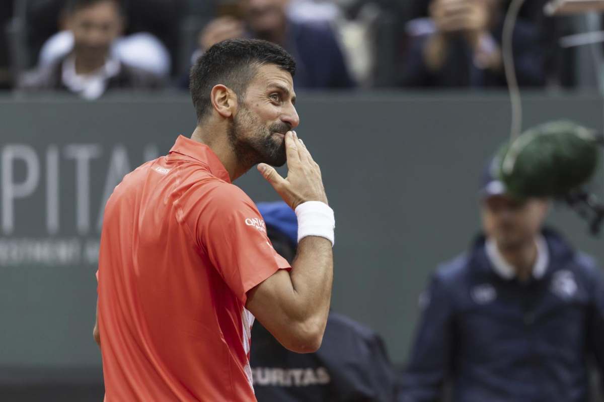 Djokovic sorride verso il pubblico