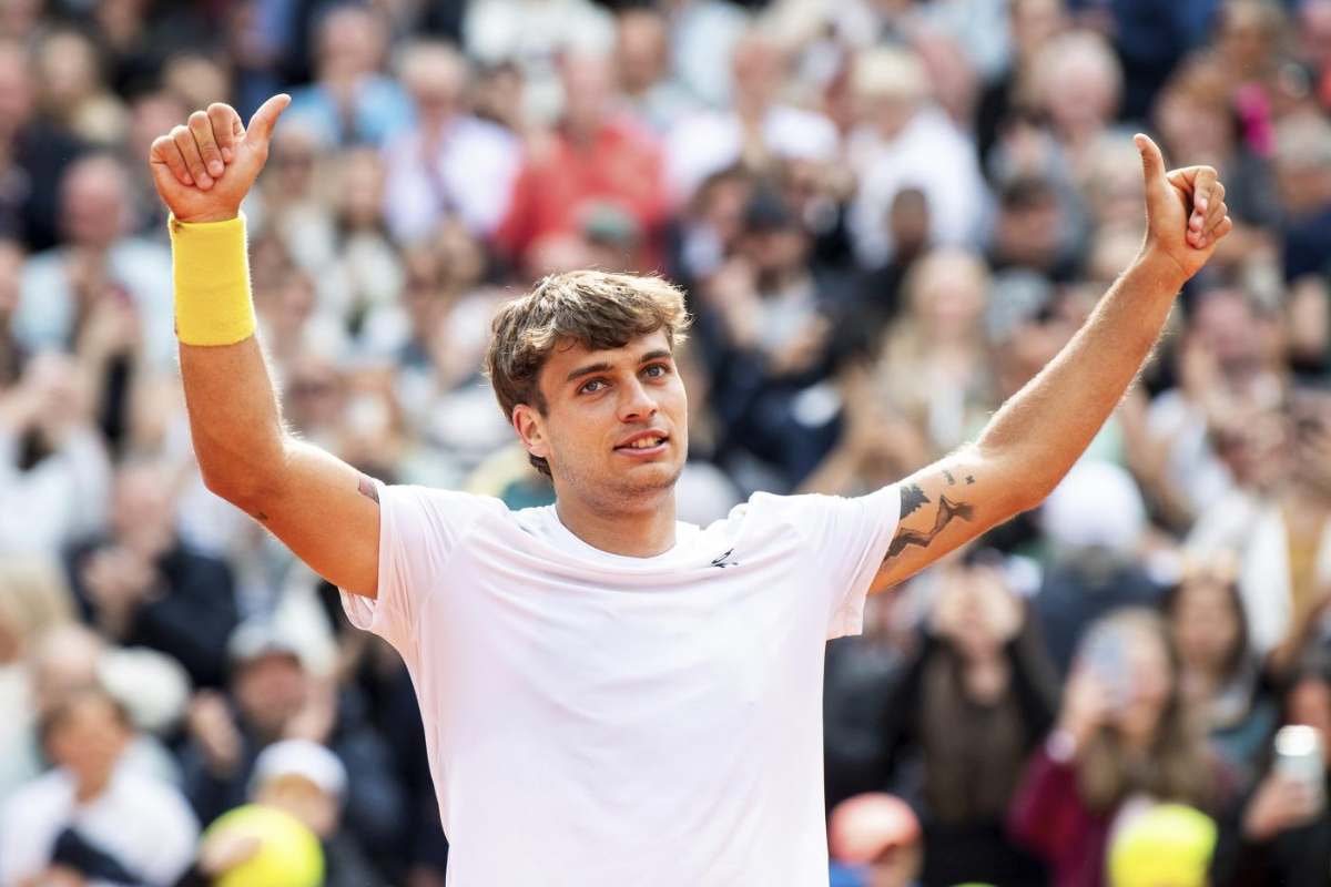Flavio Cobolli esulta dopo la vittoria ad Amburgo
