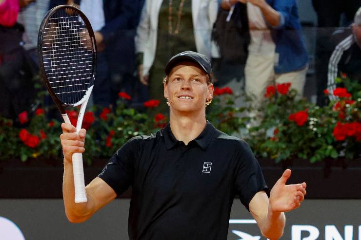 Jannik Sinner esulta insieme al pubblico di Roma