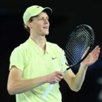 Jannik Sinner applaude al pubblico