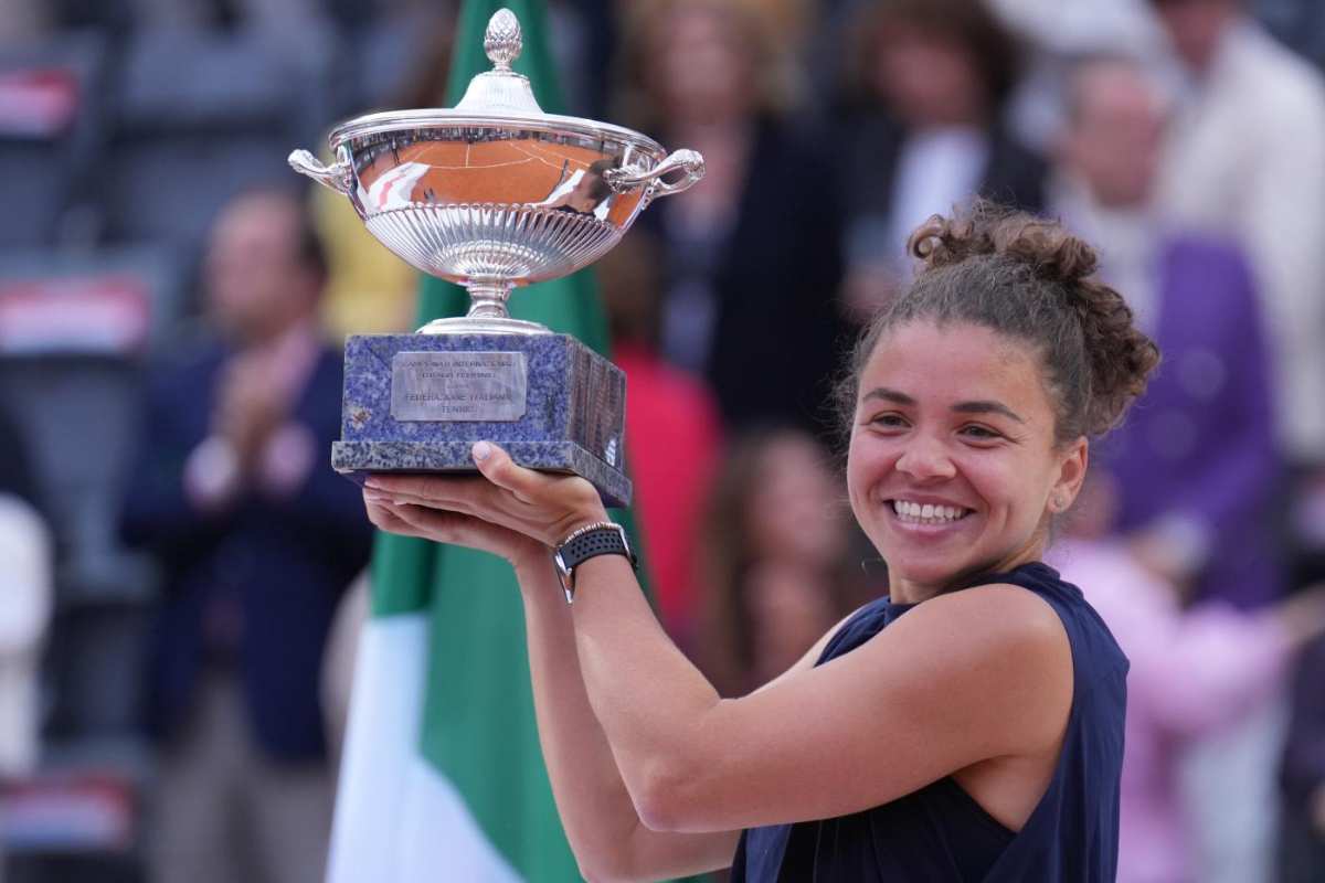 Jasmine Paolini con il trofeo degli Internazionali d'Italia