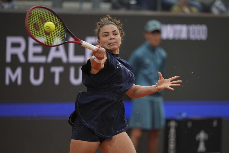 Jasmine Paolini colpisce di dritto