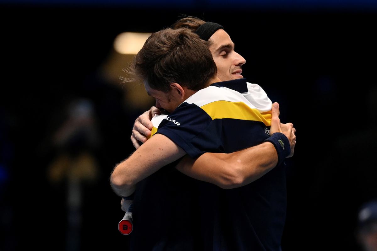 abbraccio tra Nicolas Mahut e Pierre Hugues Herbert