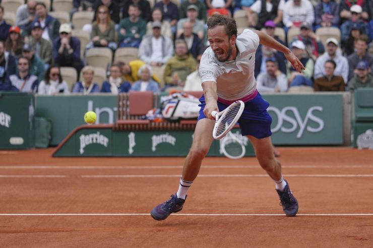 Daniil Medvedev in campo al Roland Garros