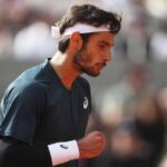 Lorenzo Musetti esulta con il pugno chiuso