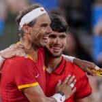 Rafa Nadal e Carlos Alcaraz abbracciati