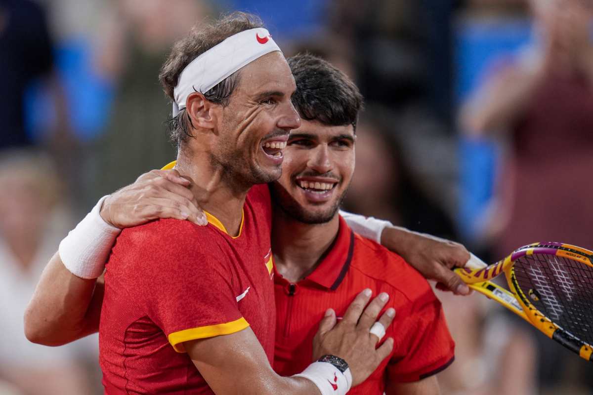 Rafa Nadal e Carlos Alcaraz abbracciati