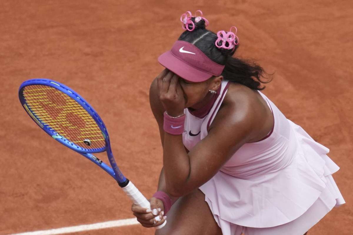 Naomi Osaka si dispera in campo