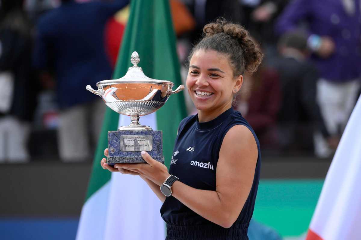 Jasmine Paolini posa con la Coppa dopo la vittoria agli Internazionali di Roma