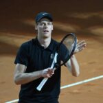 Jannik Sinner saluta il pubblico