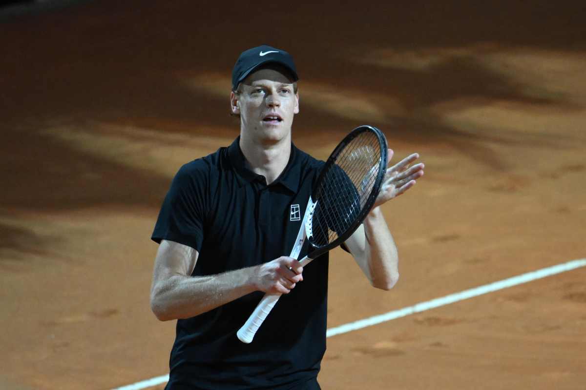 Jannik Sinner saluta il pubblico