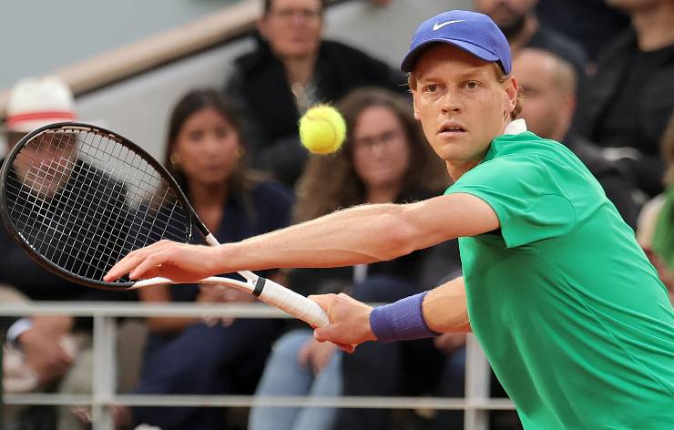 Jannik Sinner si coordina per colpire la palla