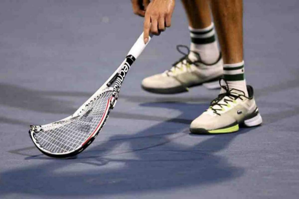 Tennista spacca la racchetta