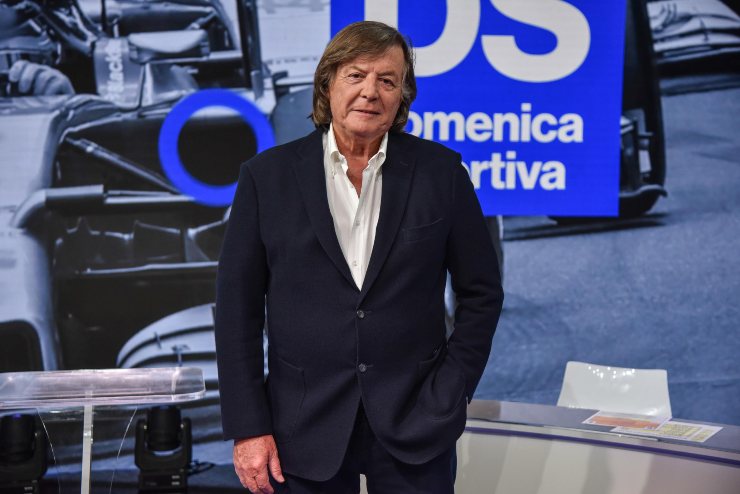 Adriano Panatta all'impiedi negli studi della Domenica sportiva
