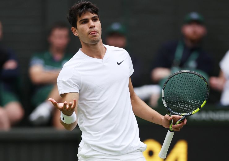 Alcaraz con il completo bianco di Wimbledon