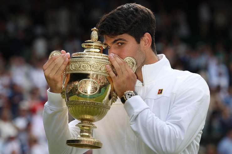 Carlos Alcaraz bacia la coppa di Wimbledon