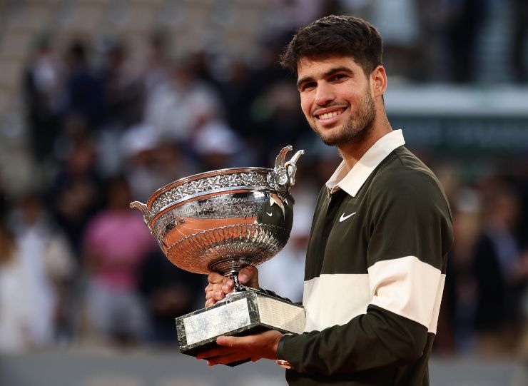Carlos Alcaraz col trofeo del Roland Garros