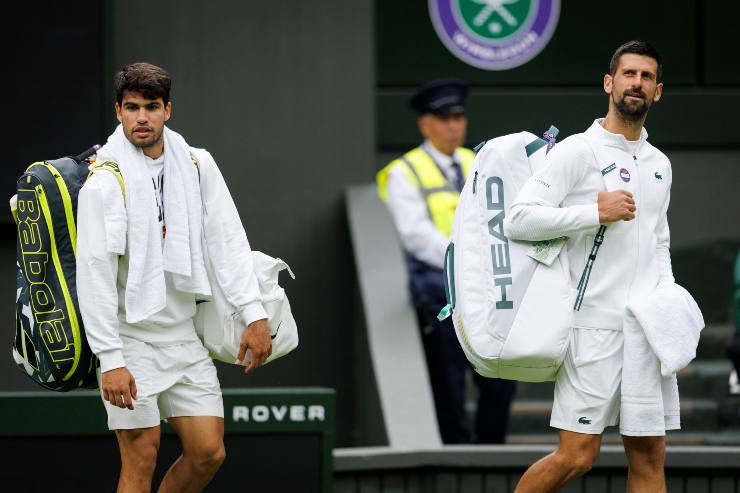 Alcaraz e Djokovic entrano in campo per un allenamento