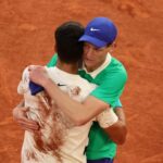Sinner e Alcaraz abbracciati al termine della finale del Roland Garros