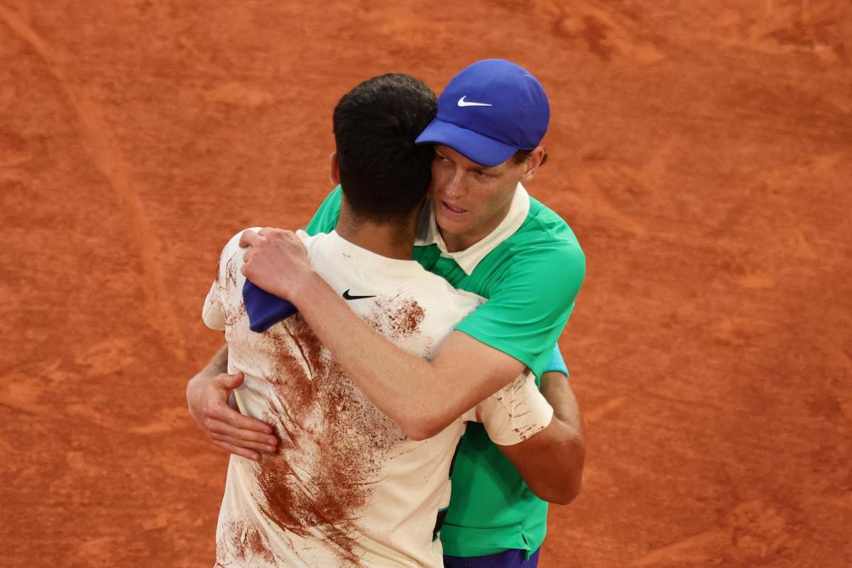 Sinner e Alcaraz abbracciati al termine della finale del Roland Garros