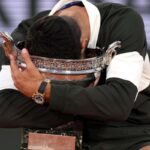 Alcaraz abbraccia il trofeo del Roland Garros, infilandoci la testa dentro