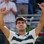 Alcaraz festeggia la vittoria al Queen's alzando le braccia al cielo