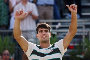 Alcaraz festeggia la vittoria al Queen's alzando le braccia al cielo