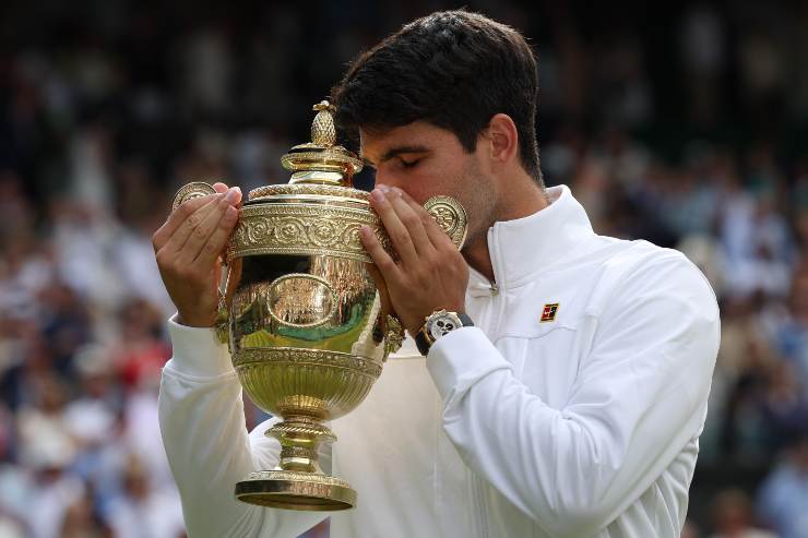 Alcaraz bacia la coppa di Wimbledon