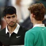 Alcaraz e Sinner si salutano dopo la finale di Parigi