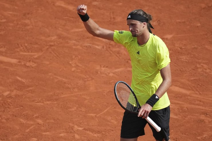 Alexander Zverev con il pugno alzato in segno di vittoria