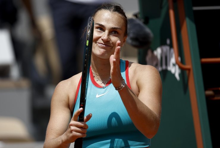 Aryna Sabalenka applaude il pubblico di Parigi