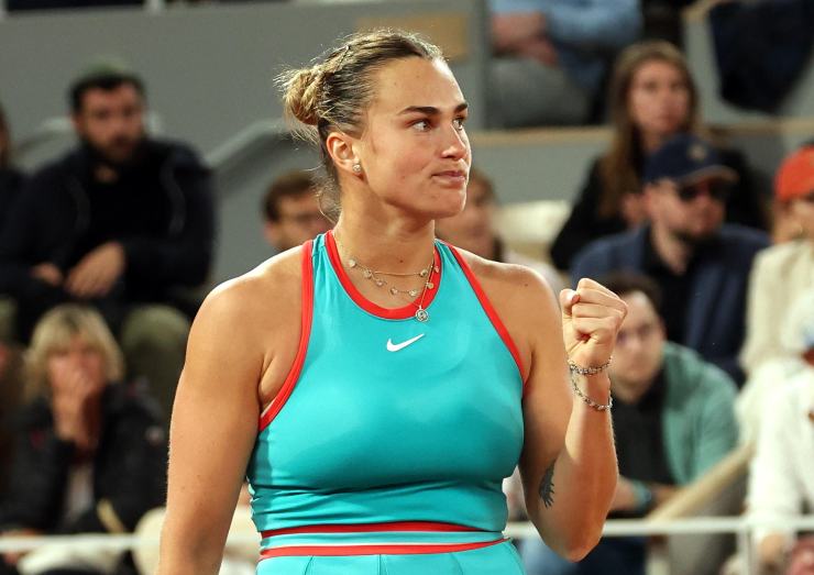 Aryna Sabalenka esulta dopo aver fatto un punto