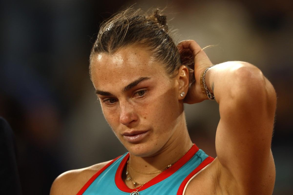 Aryna Sabalenka in lacrime dopo la finale persa a Parigi
