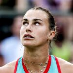 Aryna Sabalenka alza gli occhi al cielo durante la finale di Parigi