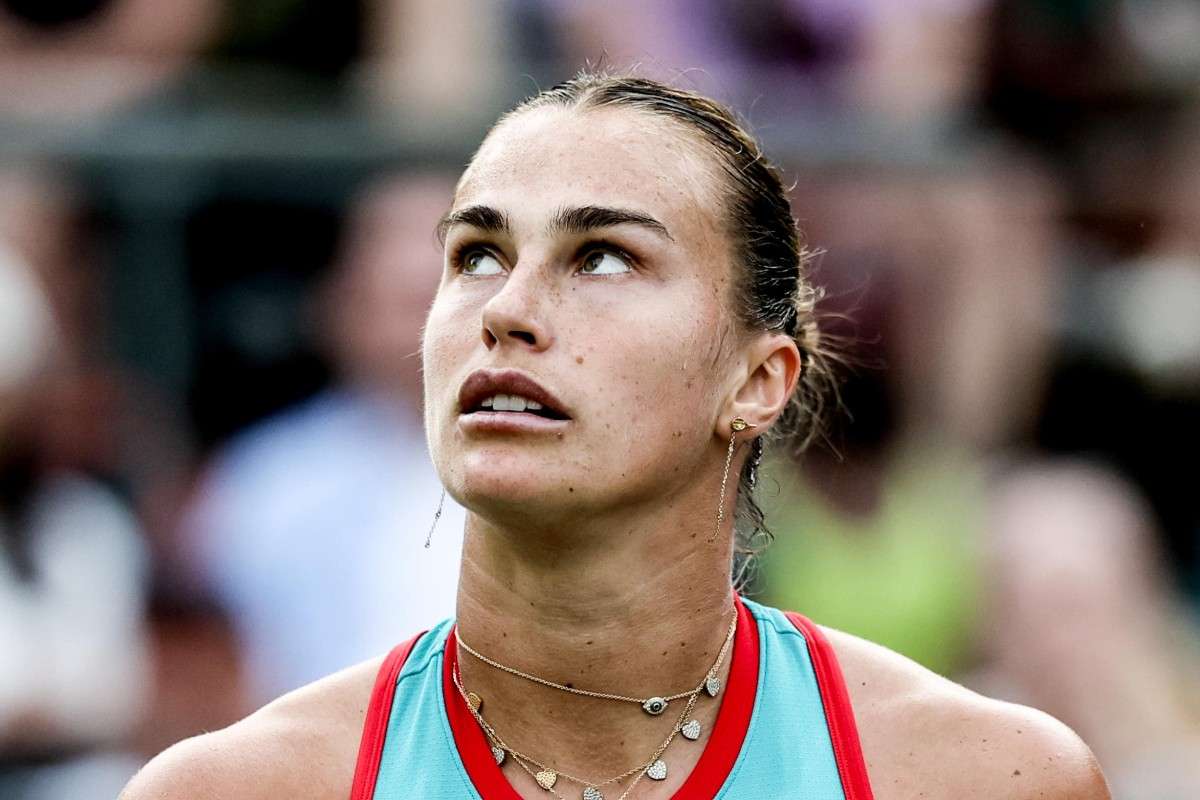 Aryna Sabalenka alza gli occhi al cielo durante la finale di Parigi
