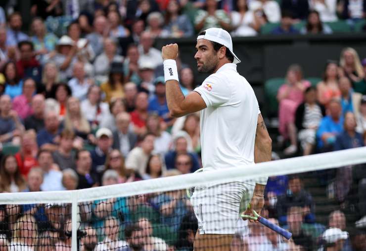 Matteo Berrettini esulta mostrando il pugno