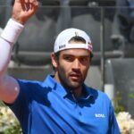 Matteo Berrettini esulta dopo aver fatto un punto a Roma