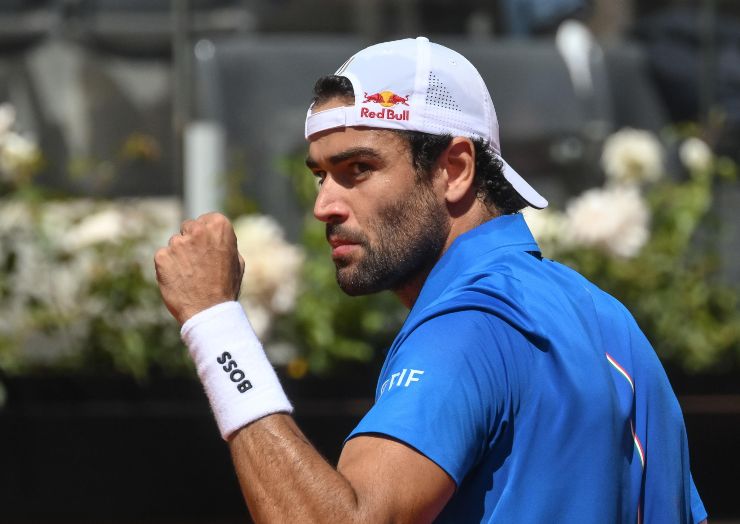 Matteo Berrettini esulta dopo aver fatto un punto