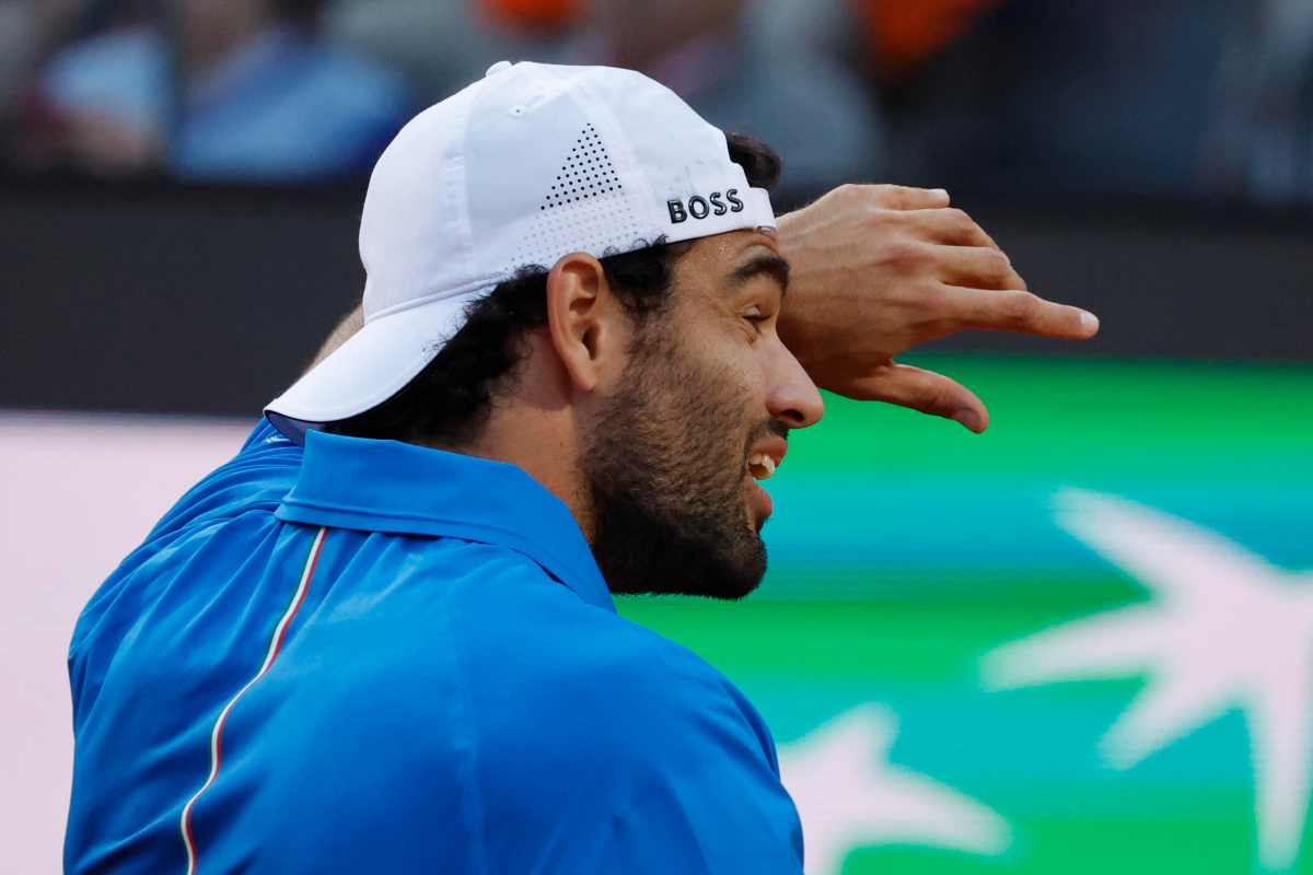 Primo piano di Berrettini che si asciuga il sudore